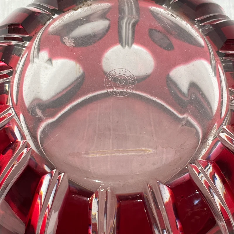 Jarrón de cristal tallado elementos geométricos y orgánicos estilizados rojos Art Deco