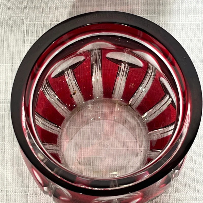 Jarrón de cristal tallado elementos geométricos y orgánicos estilizados rojos Art Deco