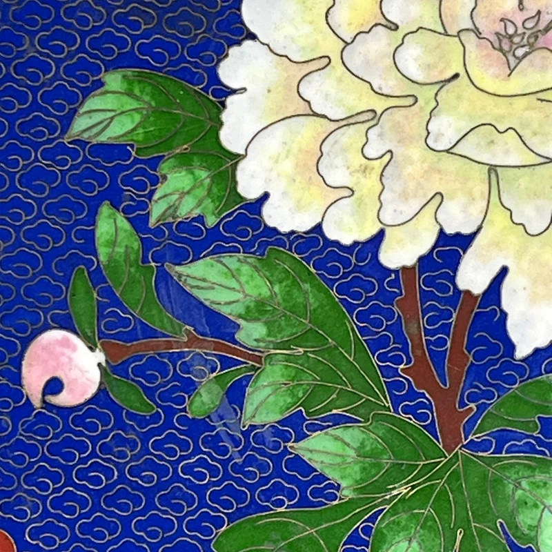 Plato decorativo chino en esmalte champlevé peonias y aves