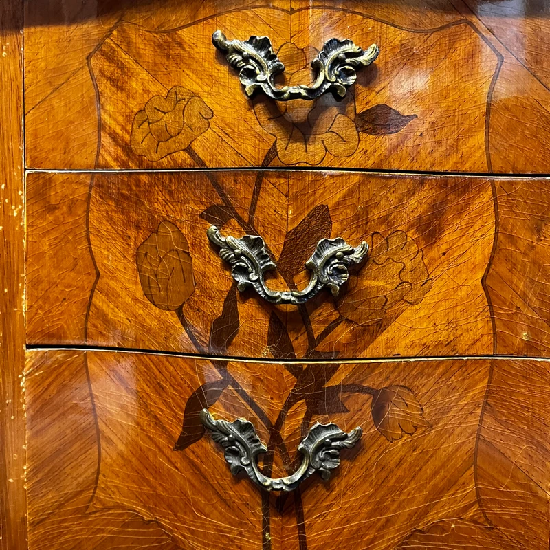 Pareja de veladores estilo luis XV marquetería bronce y cubierta de mármol