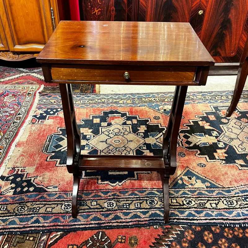 Mesa de salón en madera de caoba con escritorio atril y crucetas en lira, s. XIX