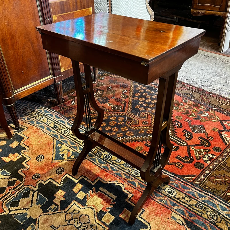 Mesa de salón en madera de caoba con escritorio atril y crucetas en lira, s. XIX