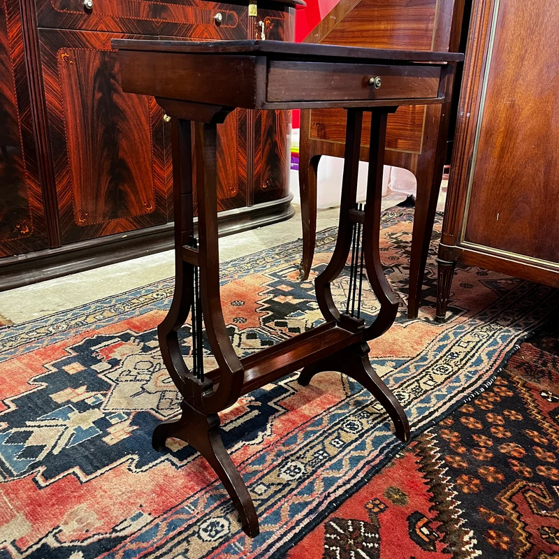 Mesa de salón en madera de caoba con escritorio atril y crucetas en lira, s. XIX