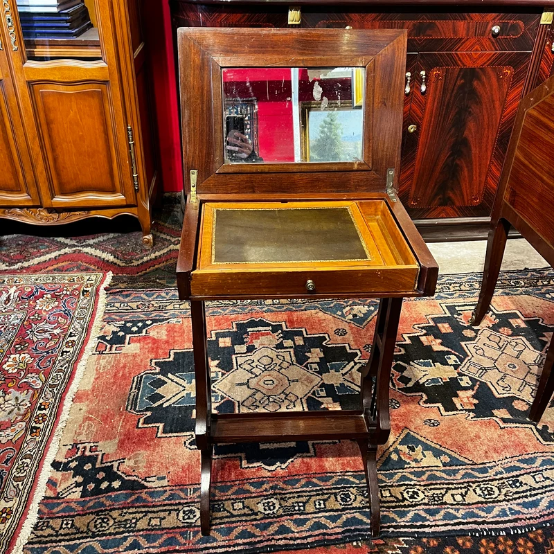 Mesa de salón en madera de caoba con escritorio atril y crucetas en lira, s. XIX
