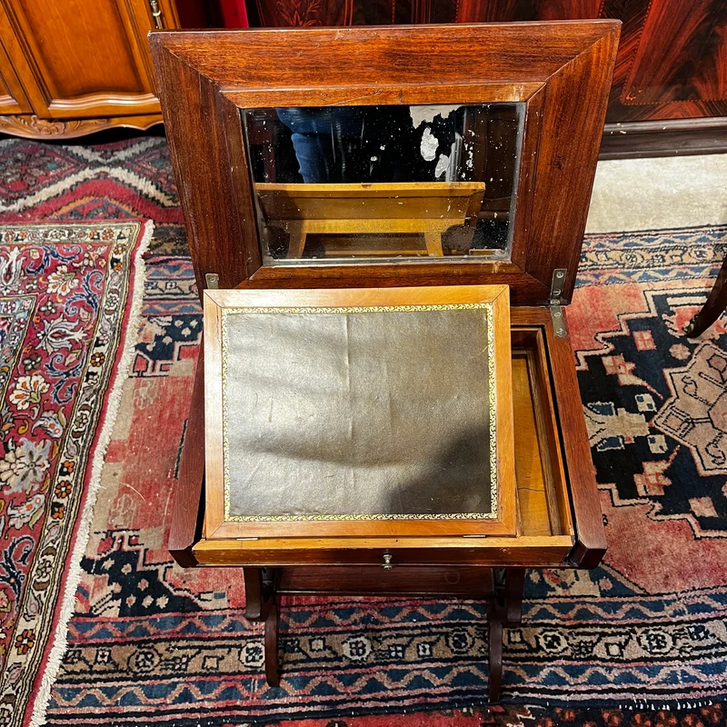 Mesa de salón en madera de caoba con escritorio atril y crucetas en lira, s. XIX