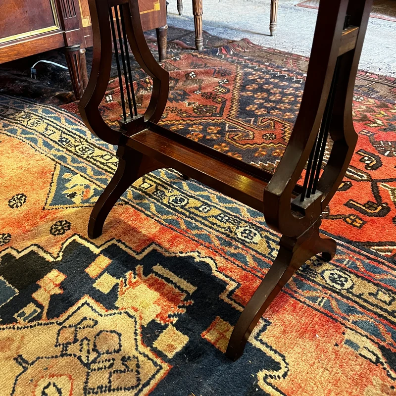 Mesa de salón en madera de caoba con escritorio atril y crucetas en lira, s. XIX