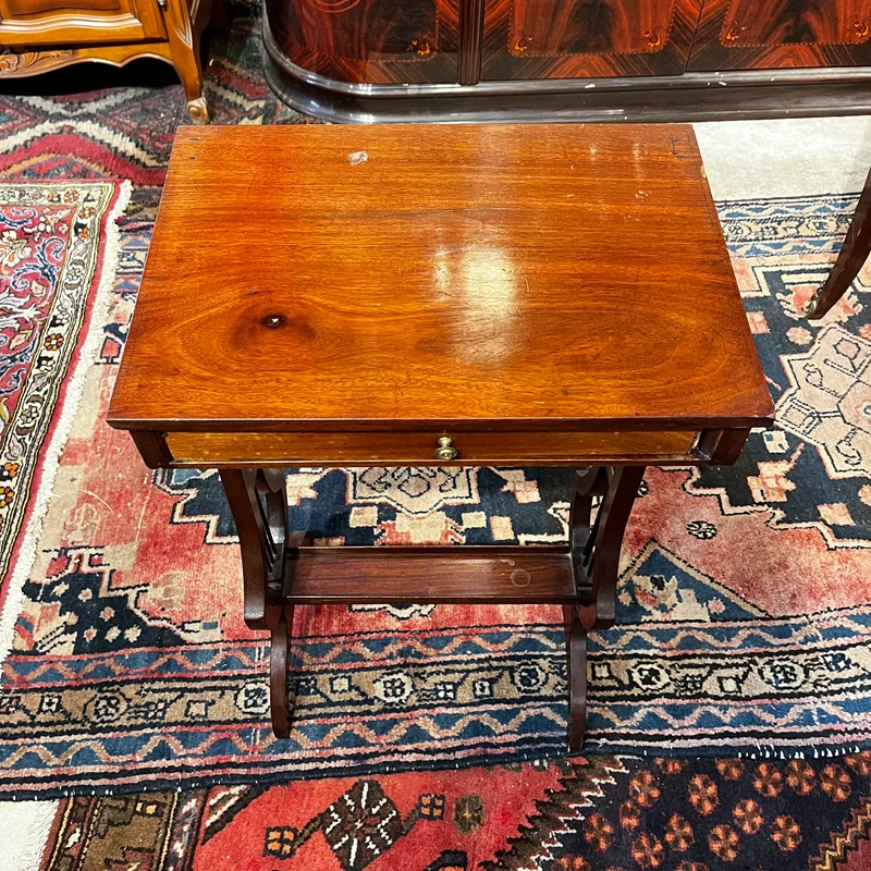 Mesa de salón en madera de caoba con escritorio atril y crucetas en lira, s. XIX