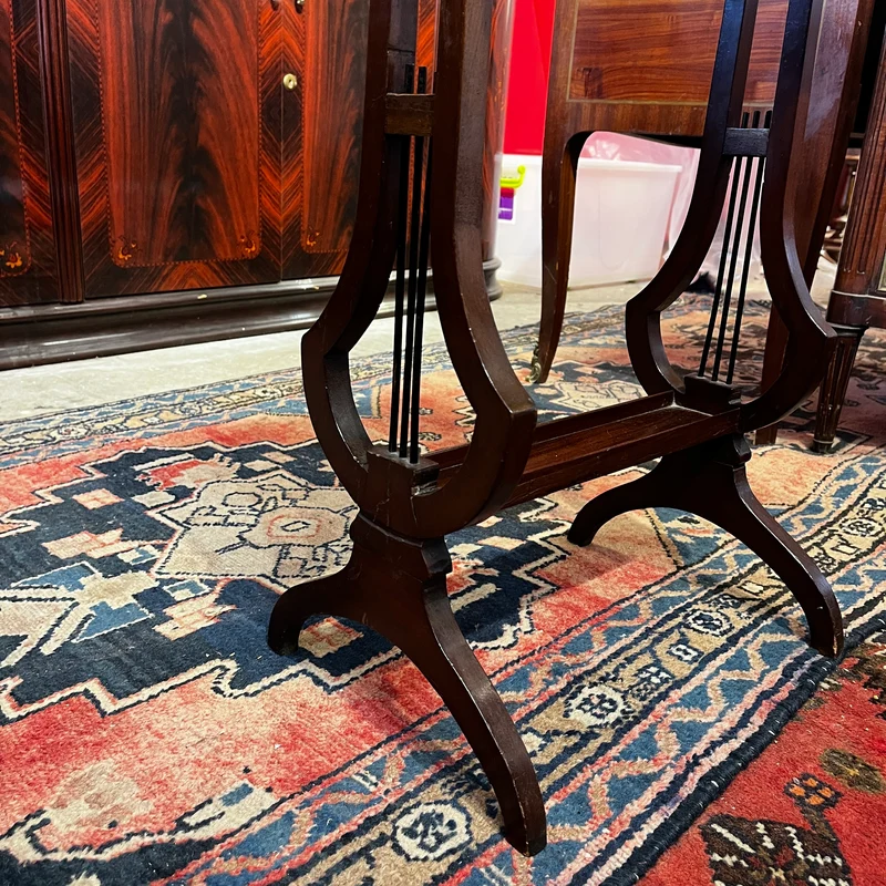 Mesa de salón en madera de caoba con escritorio atril y crucetas en lira, s. XIX