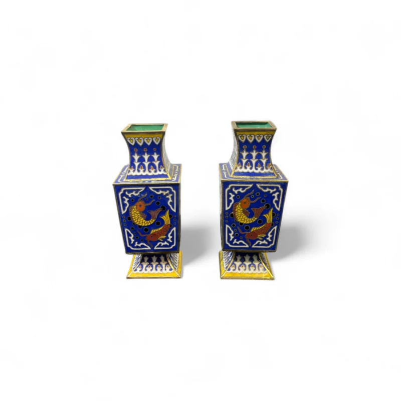 Pareja pequeños jarrones de bronce esmalte cloisonné azul con peces koi s.XX