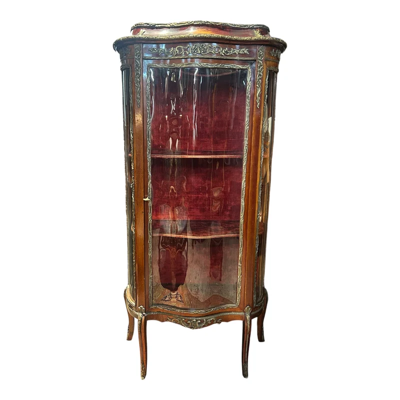 Vitrina serpetine francesa estilo Luis XV circa 1940s.