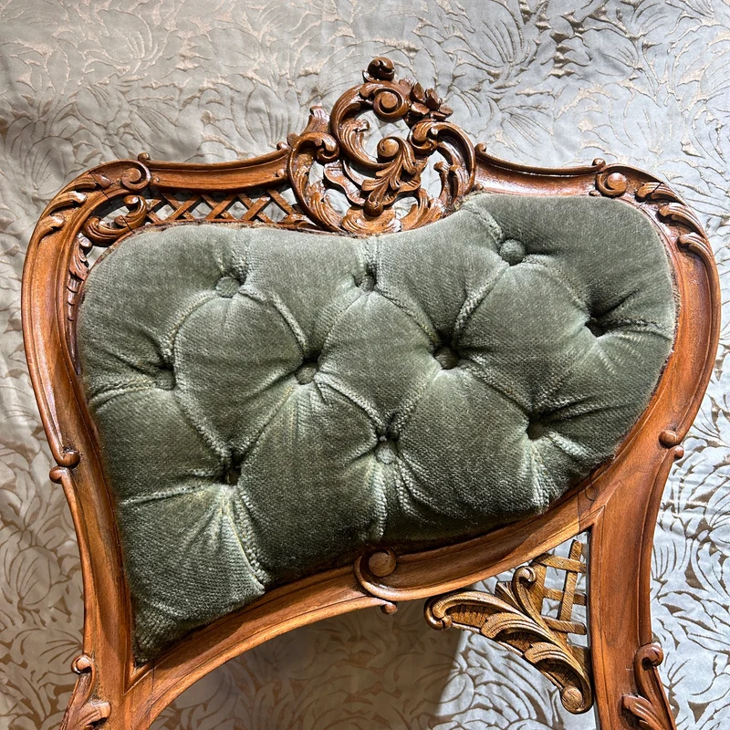 Silla francesa estilo Luis XV de madera tallada y tapiz de terciopelo principio s.XX