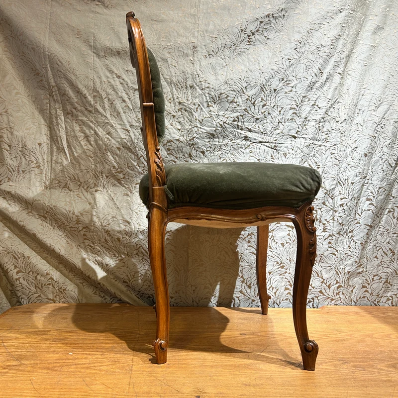 Silla francesa estilo Luis XV de madera tallada y tapiz de terciopelo principio s.XX