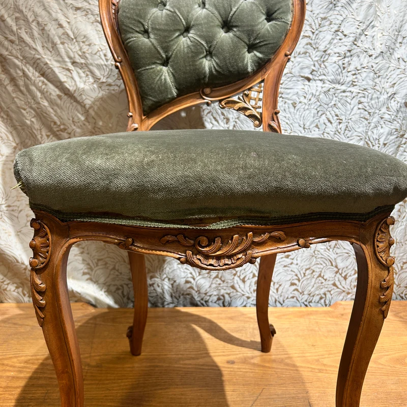 Silla francesa estilo Luis XV de madera tallada y tapiz de terciopelo principio s.XX