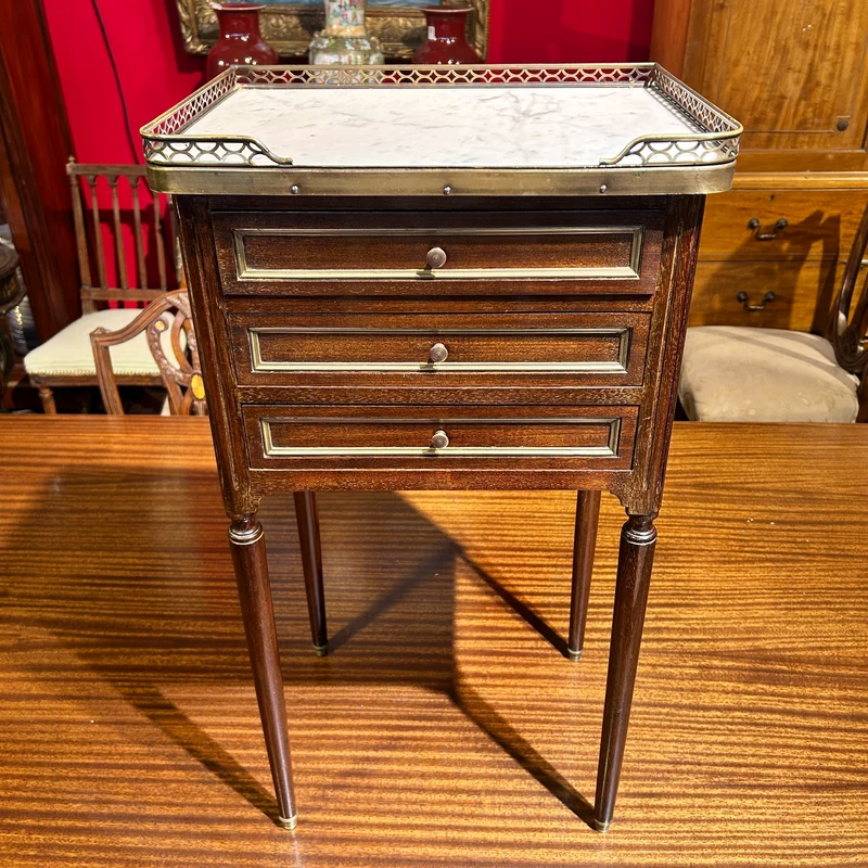 Mesa lateral francesa en caoba y cubierta de mármol estilo Luis XVI principios s.XX