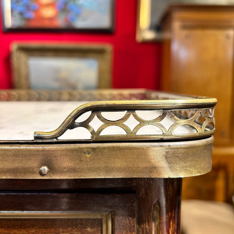 Mesa lateral francesa en caoba y cubierta de mármol estilo Luis XVI principios s.XX