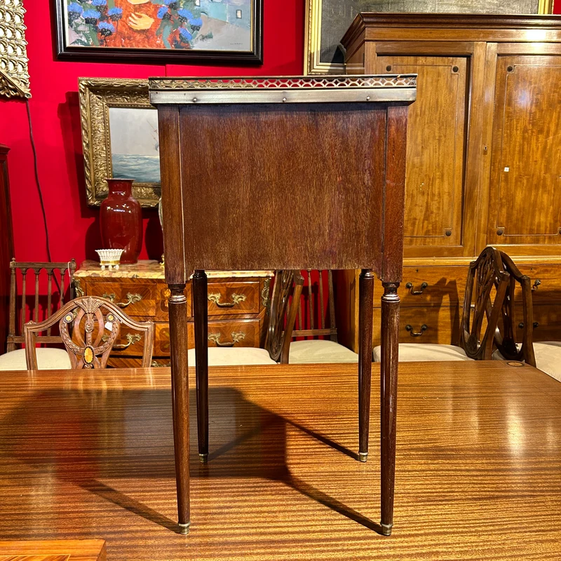 Mesa lateral francesa en caoba y cubierta de mármol estilo Luis XVI principios s.XX