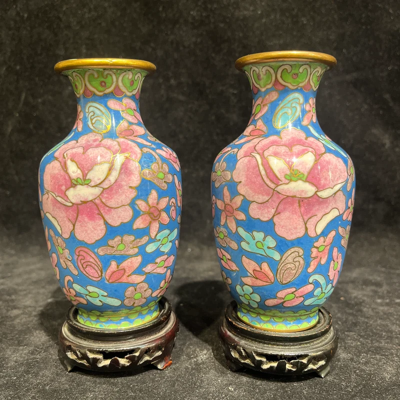 Par de jarroncitos chinos bronce cloissoné diseño floral con peana mediados SXX