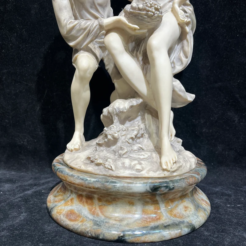 Escultura estilo neoclásica italiana de biscuit sobre base de mármol principios SXX