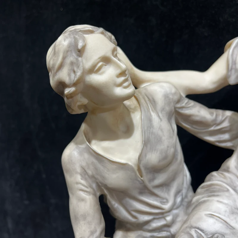 Escultura estilo neoclásica italiana de biscuit sobre base de mármol principios SXX