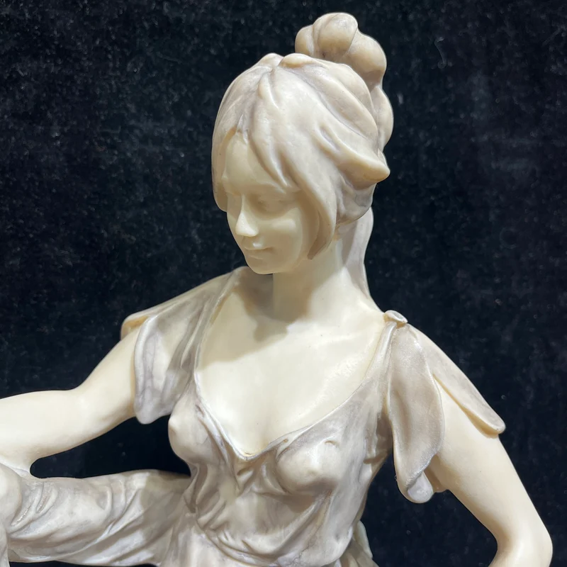 Escultura estilo neoclásica italiana de biscuit sobre base de mármol principios SXX
