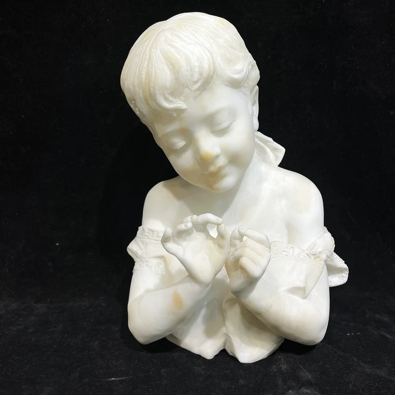Busto de alabastro 'Niña jugando con sus manos' firmada P.E Fiachy