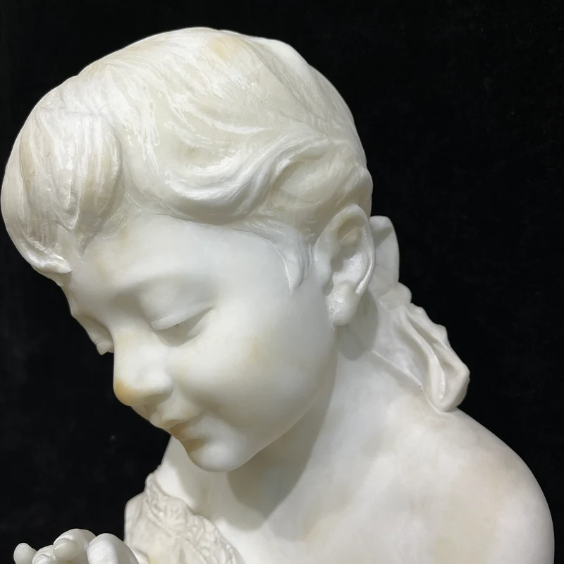 Busto de alabastro 'Niña jugando con sus manos' firmada P.E Fiachy