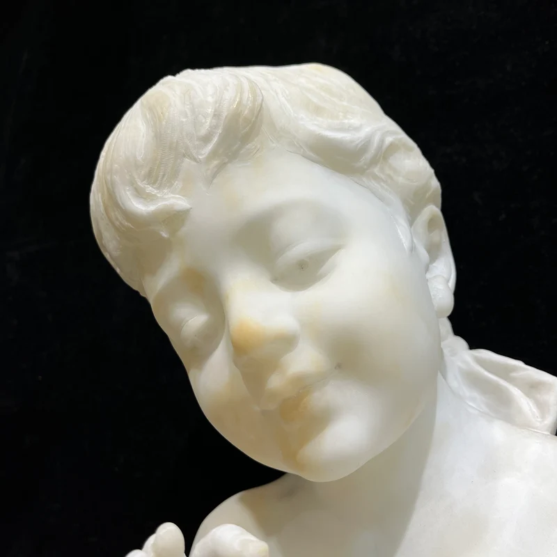 Busto de alabastro 'Niña jugando con sus manos' firmada P.E Fiachy