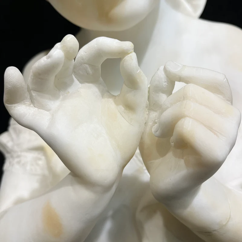 Busto de alabastro 'Niña jugando con sus manos' firmada P.E Fiachy