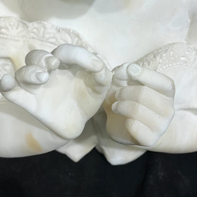 Busto de alabastro 'Niña jugando con sus manos' firmada P.E Fiachy