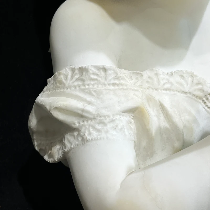 Busto de alabastro 'Niña jugando con sus manos' firmada P.E Fiachy