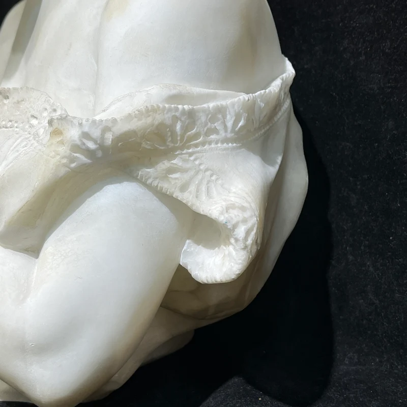 Busto de alabastro 'Niña jugando con sus manos' firmada P.E Fiachy