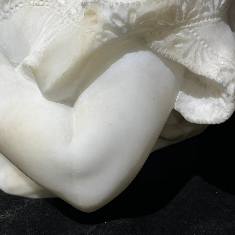 Busto de alabastro 'Niña jugando con sus manos' firmada P.E Fiachy