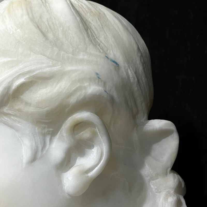 Busto de alabastro 'Niña jugando con sus manos' firmada P.E Fiachy