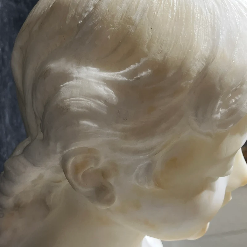 Busto de alabastro 'Niña jugando con sus manos' firmada P.E Fiachy