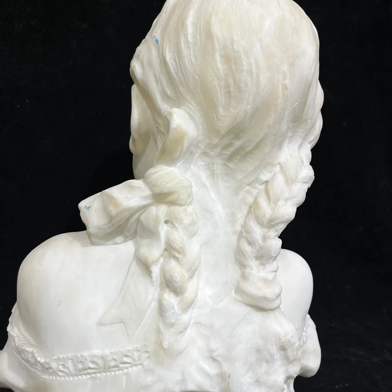 Busto de alabastro 'Niña jugando con sus manos' firmada P.E Fiachy