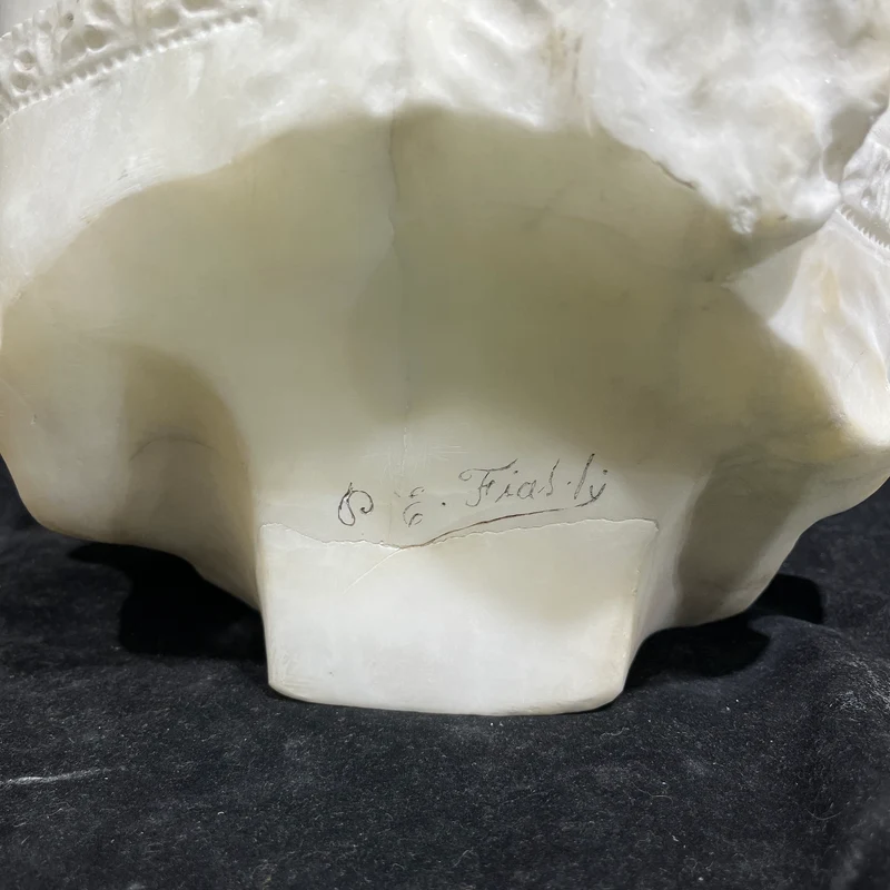 Busto de alabastro 'Niña jugando con sus manos' firmada P.E Fiachy
