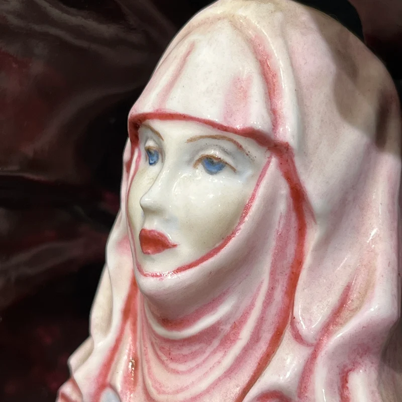 Estatuilla de porcelana Virgen María firmada por Michael Sutty edición especial circa 1980