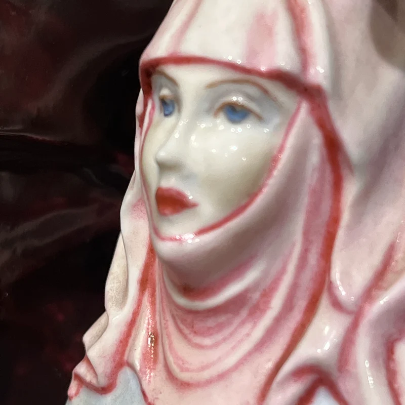 Estatuilla de porcelana Virgen María firmada por Michael Sutty edición especial circa 1980