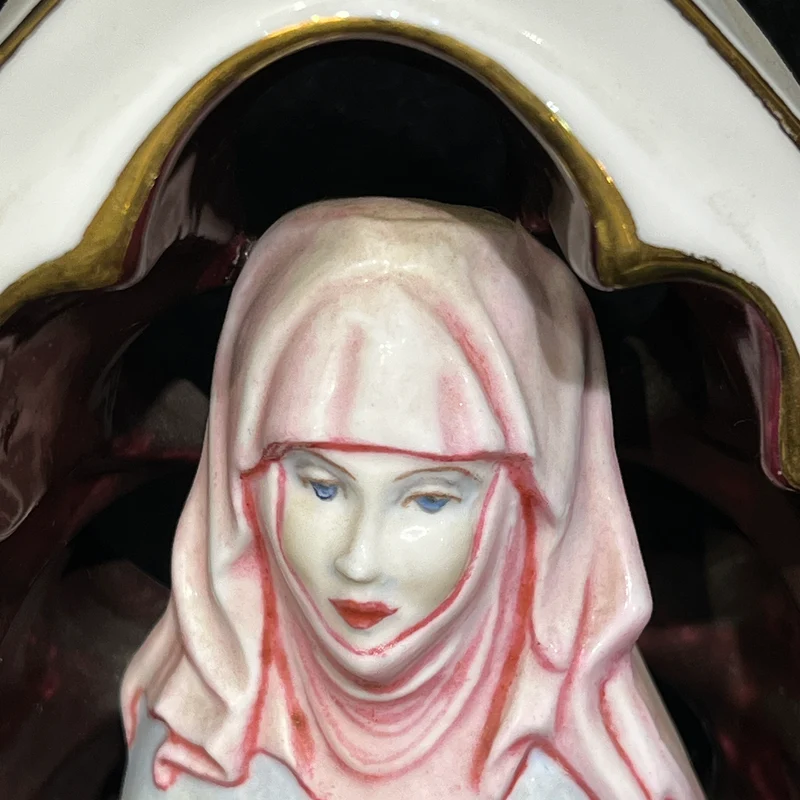Estatuilla de porcelana Virgen María firmada por Michael Sutty edición especial circa 1980