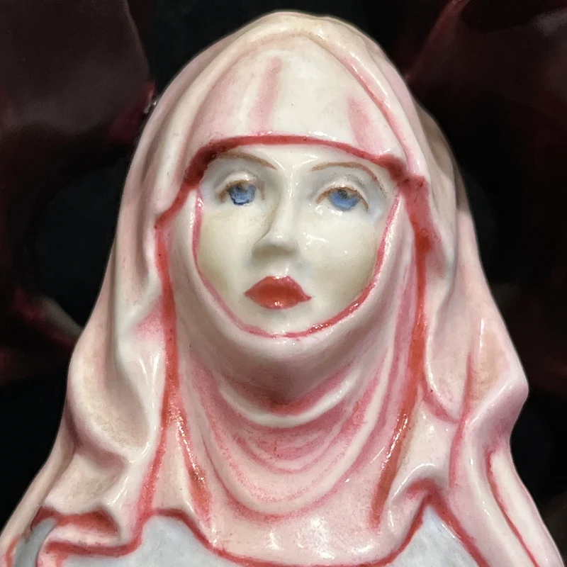Estatuilla de porcelana Virgen María firmada por Michael Sutty edición especial circa 1980