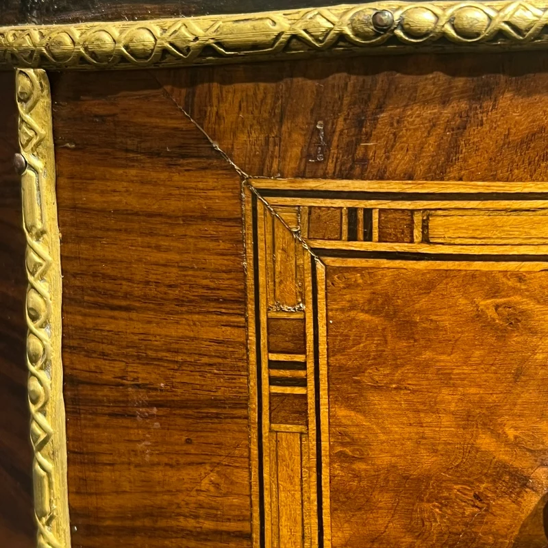 Jardinera francesa estilo Napoleón III con marquetería en raíz de nogal