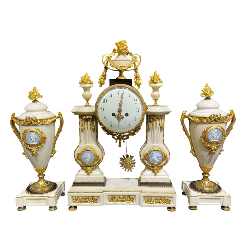 Reloj inglés de sobremesa estilo Neoclásico con detalles Wedgwood y garnitura circa 1900