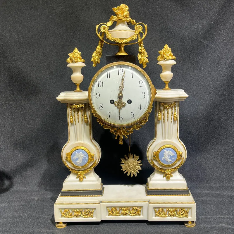 Reloj inglés de sobremesa estilo Neoclásico con detalles Wedgwood y garnitura circa 1900