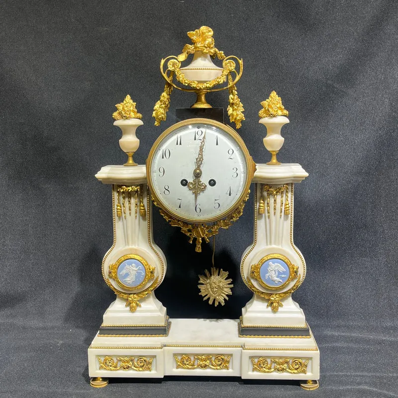 Reloj inglés de sobremesa estilo Neoclásico con detalles Wedgwood y garnitura circa 1900