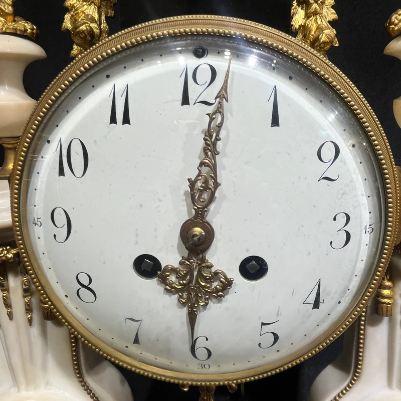 Reloj inglés de sobremesa estilo Neoclásico con detalles Wedgwood y garnitura circa 1900