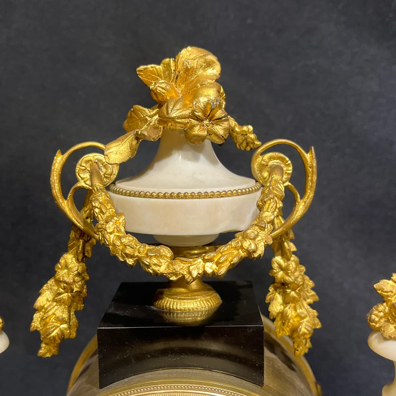 Reloj inglés de sobremesa estilo Neoclásico con detalles Wedgwood y garnitura circa 1900