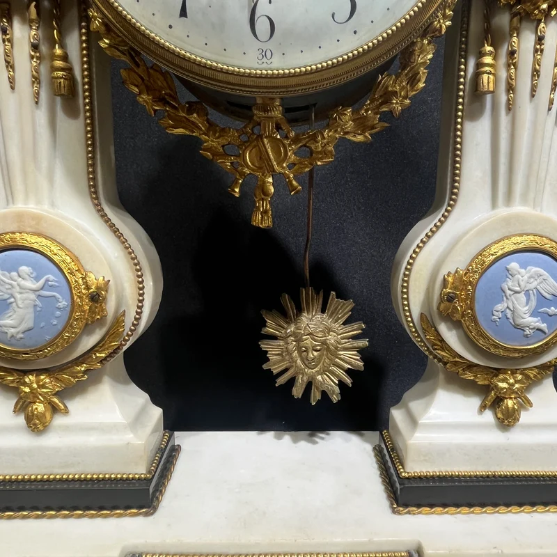 Reloj inglés de sobremesa estilo Neoclásico con detalles Wedgwood y garnitura circa 1900