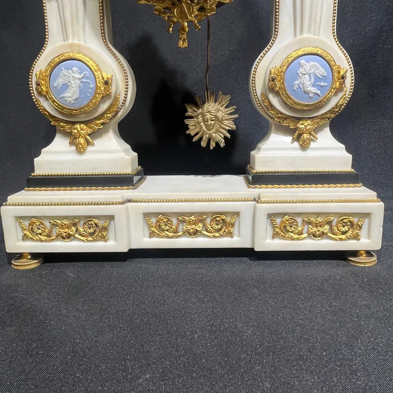 Reloj inglés de sobremesa estilo Neoclásico con detalles Wedgwood y garnitura circa 1900