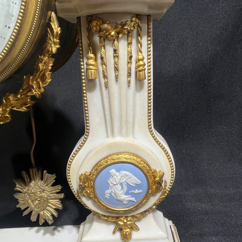 Reloj inglés de sobremesa estilo Neoclásico con detalles Wedgwood y garnitura circa 1900