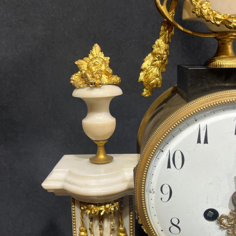 Reloj inglés de sobremesa estilo Neoclásico con detalles Wedgwood y garnitura circa 1900